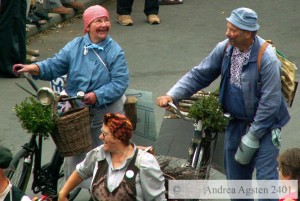 24aHeeidelbeerleutemitMariechensFahrrad