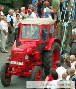 38FamulusmitStrohpresse